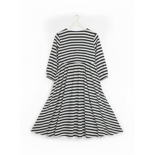 Black & White Printed Ladies Stitched Abaya – Simple, Comfortable & Elegant Wear