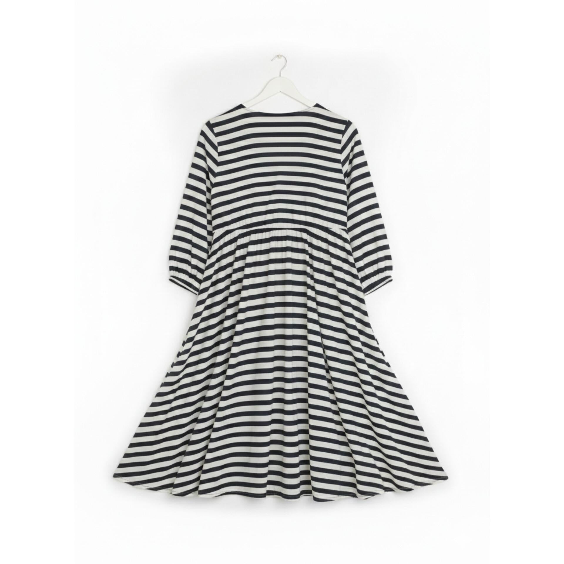 Black & White Printed Ladies Stitched Abaya – Simple, Comfortable & Elegant Wear