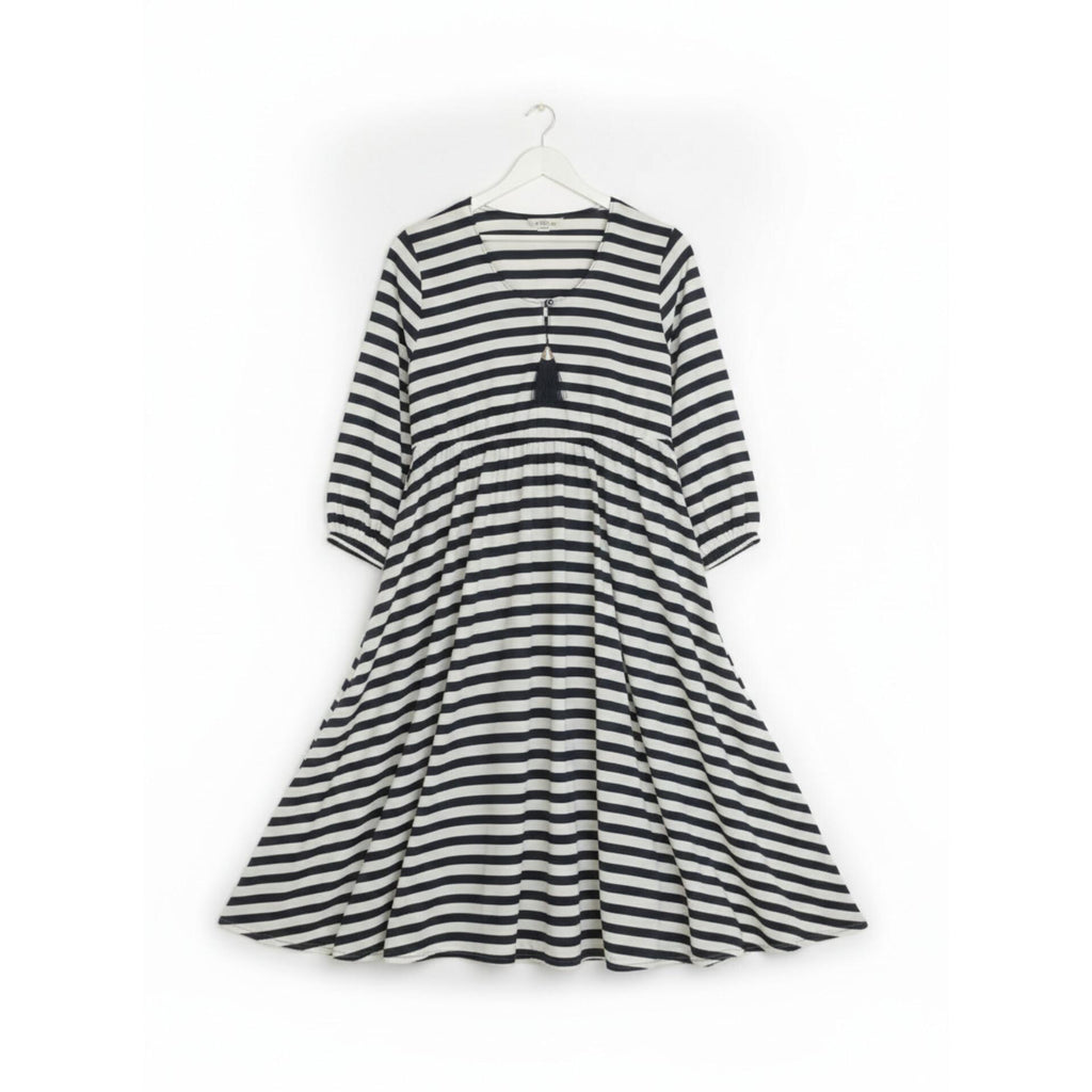 Black & White Printed Ladies Stitched Abaya – Simple, Comfortable & Elegant Wear